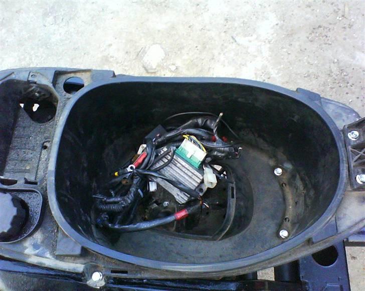 Piaggio "Hiper 2" Zip projekt - Alle ledninger gemt i hjelmrummet billede 11