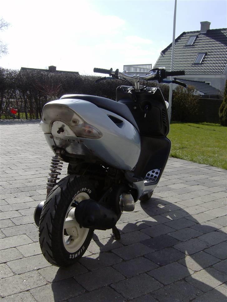 Aprilia Sonic 156 km/t -Byttet :( - bag dækket er måske lidt hvid, men det var fordi jeg lige skulle lege på nogen hajtænder :P ..  billede 7