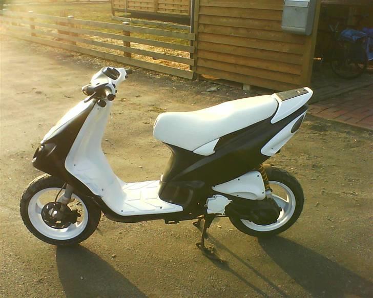 Piaggio Nrg LC (SOLGT!) - Der står min babe jo :D Med lidt solskin sidst på dagen :) billede 1
