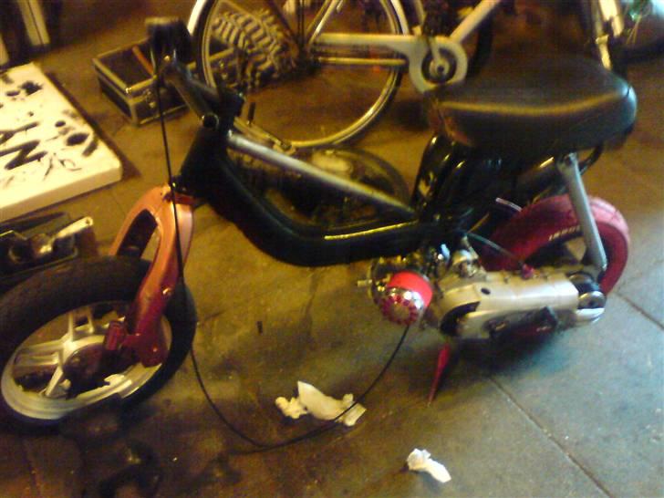 Aprilia Sonic/Fz50 (BYTTET) - Forgafflen er igang med og blive tilpasset (står uden forgaffel) billede 3