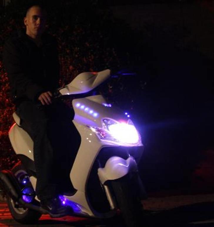 Yamaha Jog R Kristensen Solgt - før klistermærkerne og dørkpladen (: billede 16