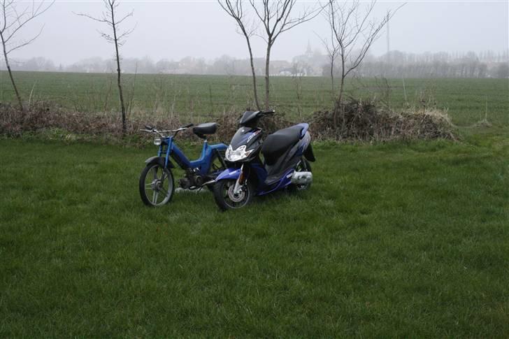 Yamaha Jog R Værtshuset :D - Min Jog R og min bedste vens Maxi billede 1