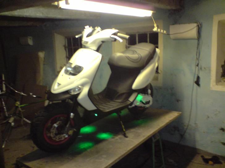 Gilera Stalker"solgt for 5000kr" - Her står den færdi ca kl 00:45 mandag aften hvor jeg får kørekortet om tirsdagen =) (grøn lys) det er også her hele herligheden er blevet lavet =) billede 7