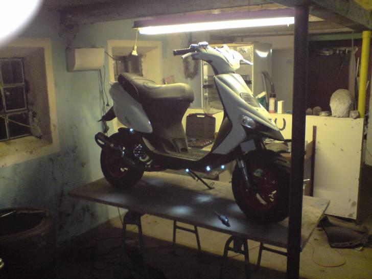 Gilera Stalker"solgt for 5000kr" - Her står den færdi ca kl 00:45 mandag aften hvor jeg får kørekortet om tirsdagen =) (hvidt lys) billede 8