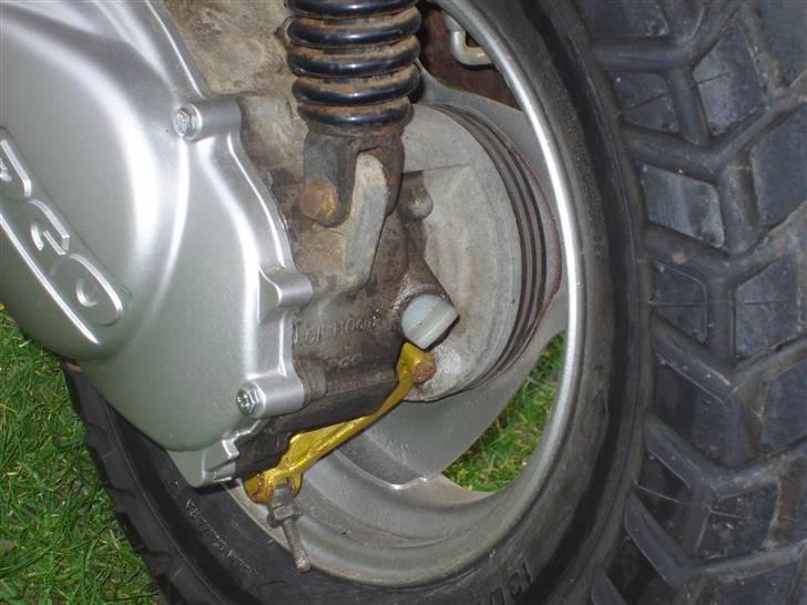 PGO hot50 - Færdige resultat af fælg efter den blev malet færdig. Malet af far :P Kommentar :D? billede 17