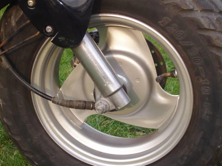 PGO hot50 - Færdige resultat af fælg efter den blev malet færdig. Malet af far :P Kommentar :D? billede 18