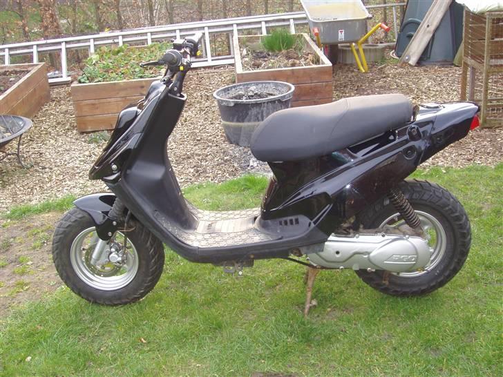 PGO hot50 - Sådan ser den ud nu :P Hov, lige en bette svipser. Ved godt kickstarteren ikke sidder på, men mangler aksel og tandhjul. men kommer snart ;)  billede 20