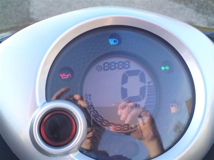 Yamaha neos SOLGT !! - det er digital speedometer . det hele virker på den og den passer :D billede 3
