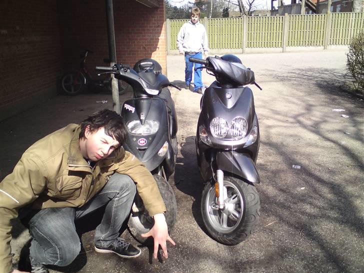 Yamaha neos SOLGT !! - det er jo vores pæne knallerter thomad :D ja thomas er min far  billede 4