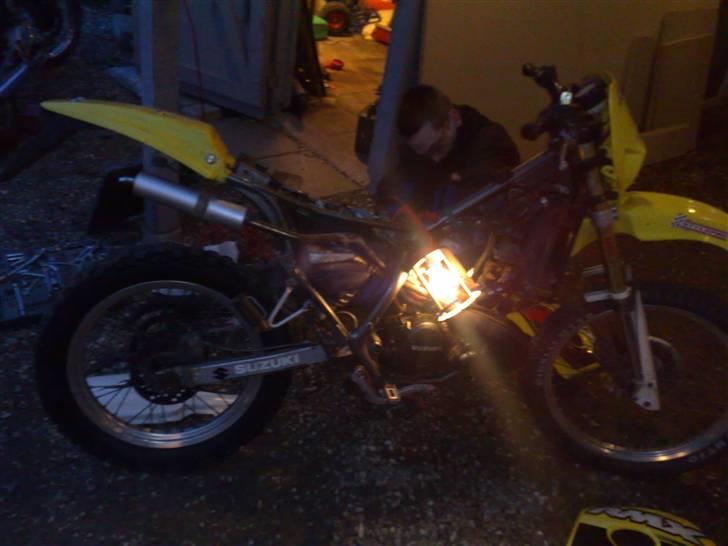 Suzuki RMX -  lav lidt lys på den en aften med min lille fætter stor tak til ham PS det er mig bag den billede 1