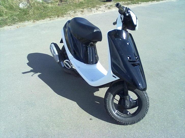 Yamaha jog as "SOLGT" - de sort hvide skjolde er til om sommeren:D billede 1