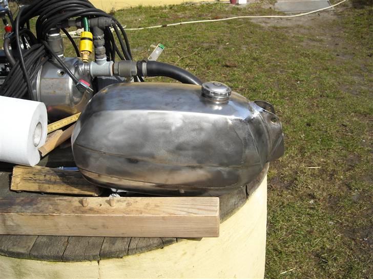 Kreidler RMC 3gear elektronik - Tank slibet med vinkelsliber + stålbørsteskive  billede 5