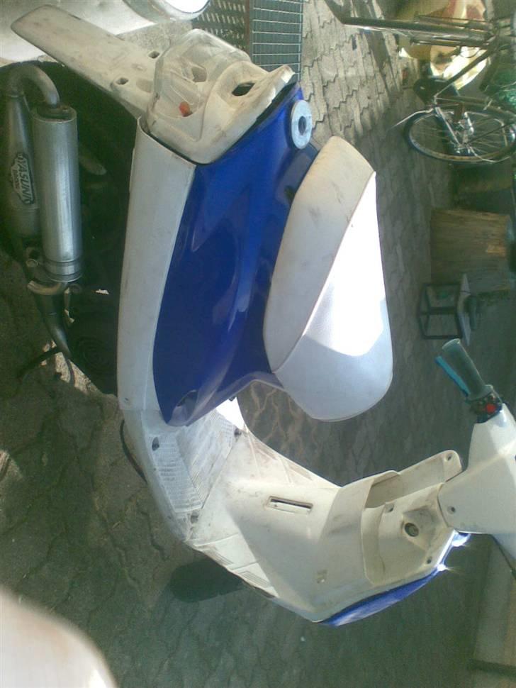 Yamaha jog den er blå solgt - har ikke den der ting til og holde det på plas der for det er skævt billede 8