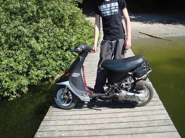 PGO Comet - som den står nu, med Andreas min homie i baggrunden... billede 2