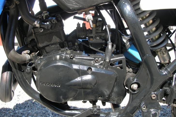 Suzuki Rmx - Her ses motoropsætningen, og der er i øvrigt nyt tændrør på. billede 9