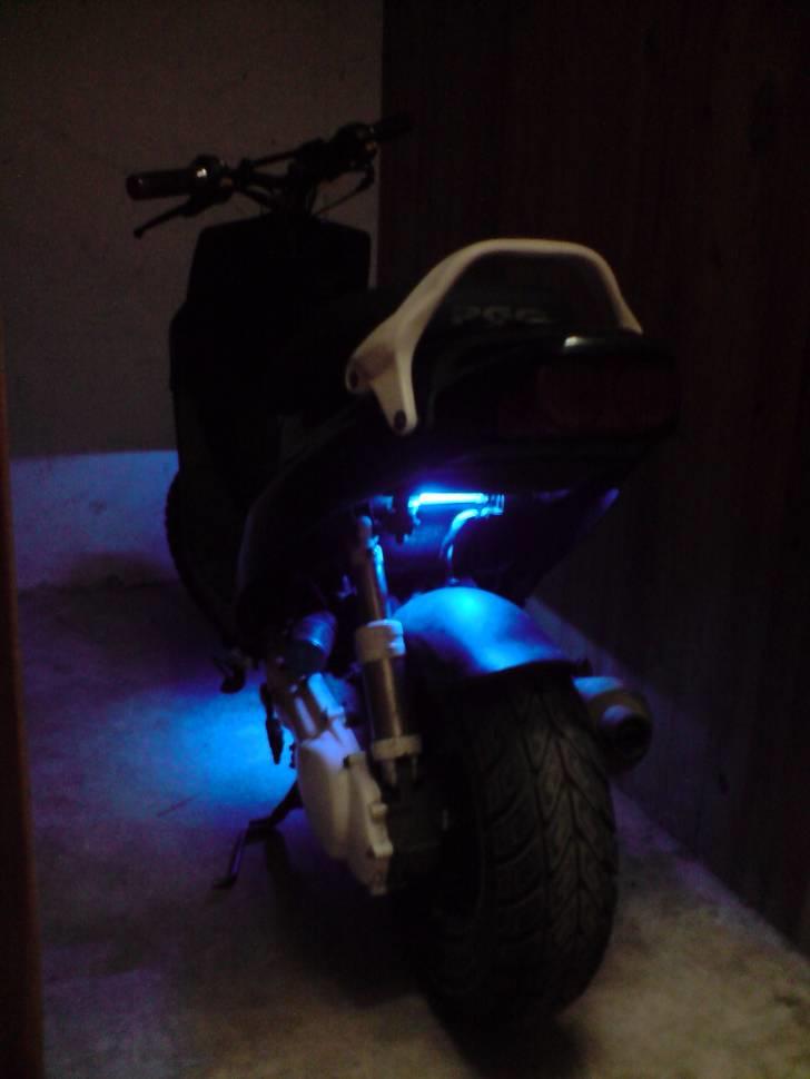 PGO Hot 50 (Byttet til Jog R) - Har lii´ faaet sat neonlys, bartstyr og aluplader paa ;) billede 10