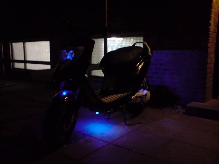 PGO Hot 50 (Byttet til Jog R) - Har lii´ faaet sat neonlys, bartstyr og aluplader paa ;) billede 11