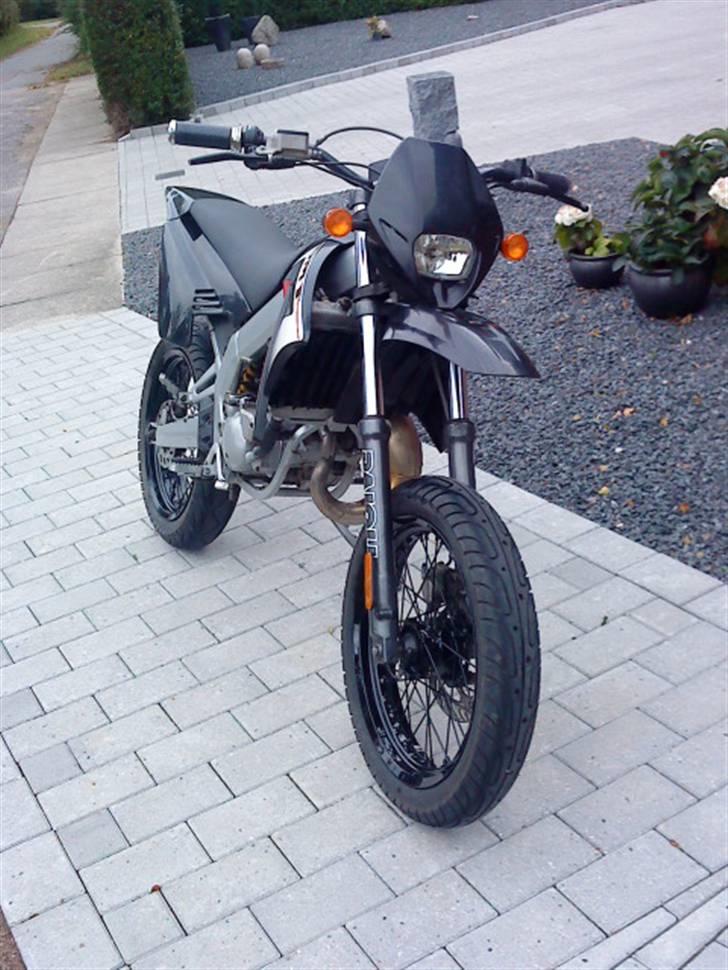 Gilera SMT LC NYE BILLEDER!!!!!  - har lavet dette billed i fotoshop, det er sådan den ser ud i dag d. 4 september fælgene er blevet malet sorte og bagskærmen er pillet af billede 2