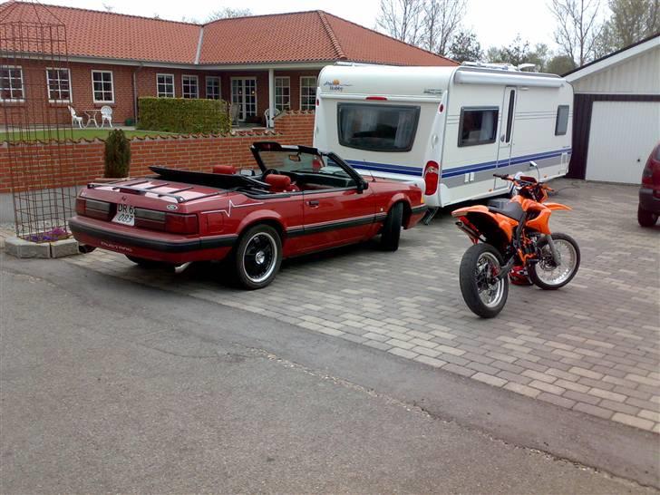 Derbi senda pata negra - ved siden af fars mustang:)  billede 7