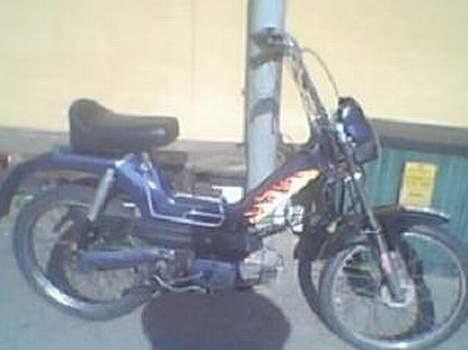 Puch Maxi 2g - Her er den blevet hævet, med hjemme-lavet forhøjere. (beklager kvaliteten) billede 9