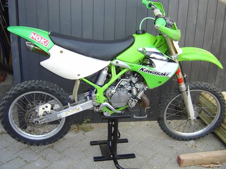 Kawasaki kx80 høj - Fra siden. billede 1