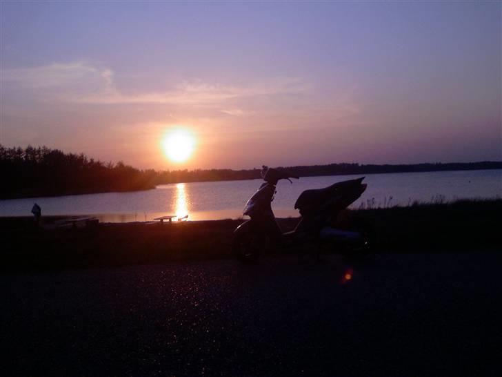 Yamaha jog r - Solnedgang ved Stubbergård sø forår 2009 billede 9