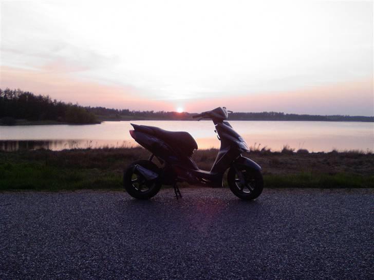 Yamaha jog r - Solnedgang ved Stubbergård sø forår 2009 billede 10