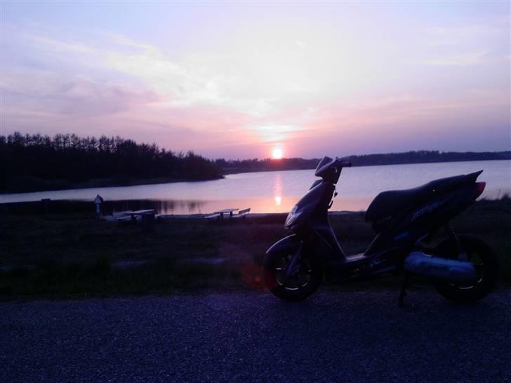 Yamaha jog r - Solnedgang ved Stubbergård sø forår 2009 billede 13