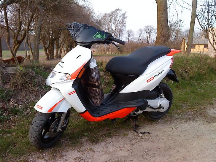 Derbi Bullet - Taget på dagen jeg købte den. (7/4/09) - Med en bagerpose på styret ;) haha billede 5