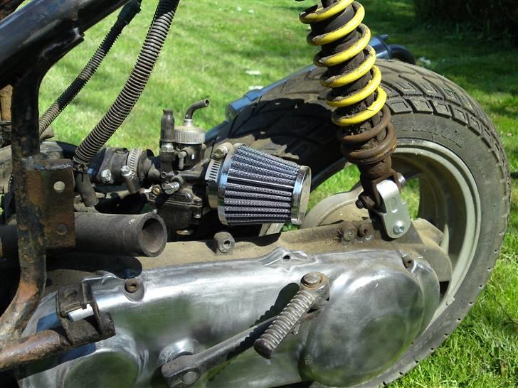 Suzuki Katana *byttet* - 3 nye dele.. 21 mm dell´orto karburator, power filter og støddæmper forhøjer kan også fornemme at blokken er ved at blive slebet ned og poleret op.. :) billede 18