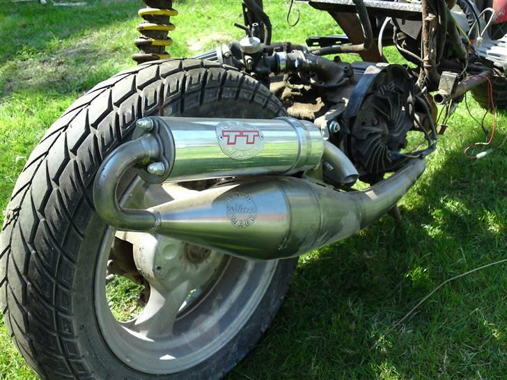 Suzuki Katana *byttet* - Lige et enkelt af udstødningen monteret på dyret.. :) self uden plombe i ;) billede 19