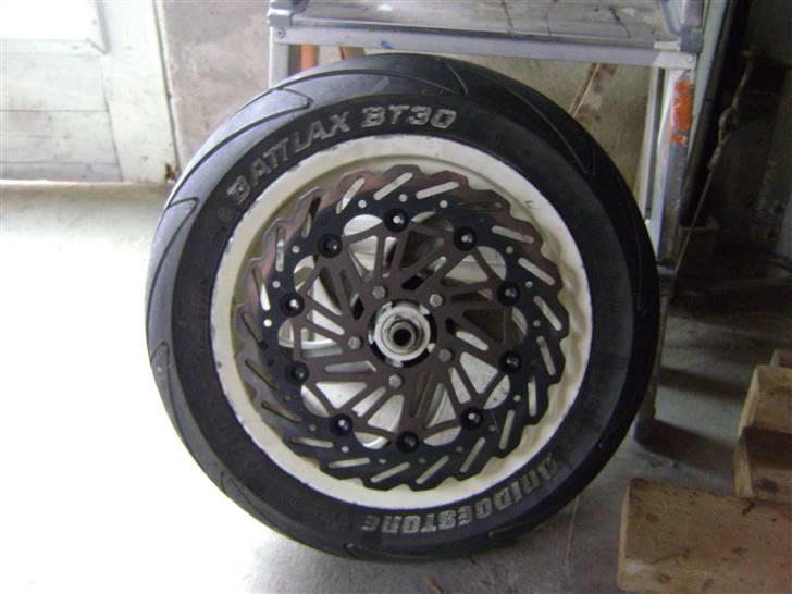 Gilera Runner AC DD   - Det var det sidste jeg nåede og montere på den, 280mm SSP skive og Battlax BT30  billede 17