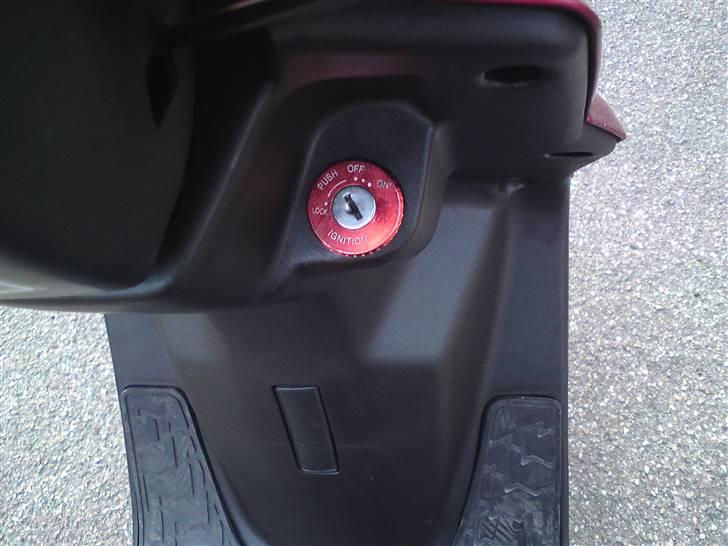 PGO Hot 50 (SOLGT) - Rød gejl, ved tændingslåsen. billede 5