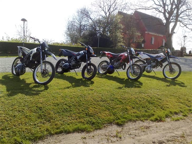 Aprilia SX50 (Solgt) - Nogle af de hårde gutter fra Teamet samlet. Fra venstre har vi Munks nylakeret Gilera RCR TP, Justs hurtige Senda SM TP, min alt for std. SX50, til at kunne hapse dem fra teamet mere, og så Kæmpes flotte Senda R TP.  billede 17