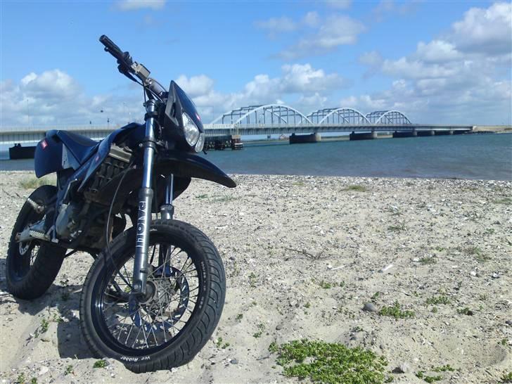 Derbi senda Xtreme sm - da jeg var en tur i thisted på den fik jeg lige taget et billede med oddesund broen i baggrunden :) billede 10