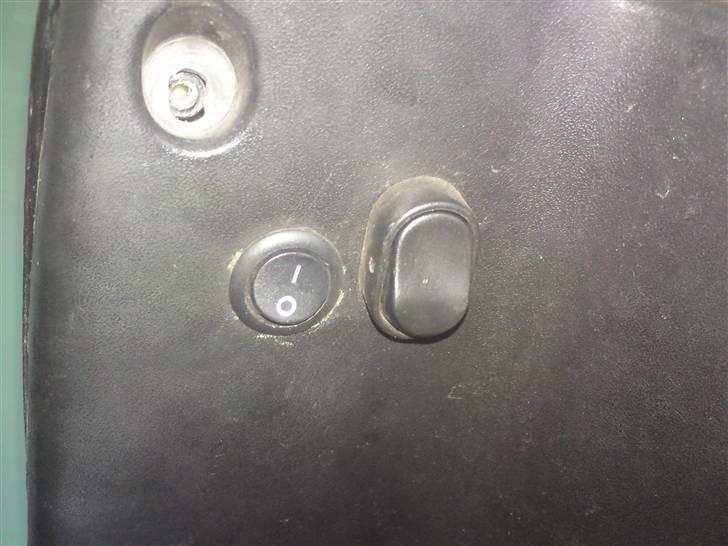 PGO Hot 50 SOLGT - Til Neonlyset. billede 5