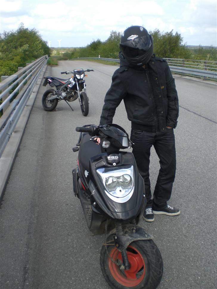 Derbi Senda sm XTreme SOLGT! - En af mine venner med hans hot50 og min senda i baggrunden d: billede 13