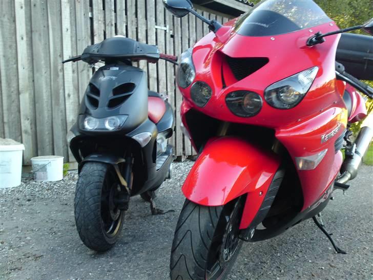 Aprilia sr ditech BYTTET TIL RMX  - min ditech og fatters lille mc ;D ( Kawasaki ZX 14 ninja ) <3 billede 1