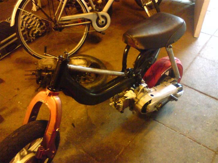 Aprilia Sonic/Fz50 (BYTTET) - Forgafflen er igang med og blive tilpasset (står uden forgaffel) billede 5