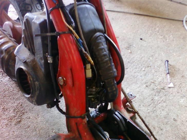 Yamaha Passola SA50"Projekt 80%" - Det orginale luftfilter bliver skiftet ud med et power filter når stemplet er kørt til. billede 11