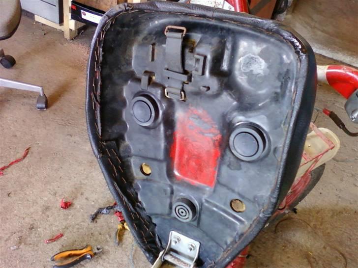 Yamaha Passola SA50"Projekt 80%" - Det plejer at side en tændrørsnøgle her men den er vist blevet væk.... billede 13