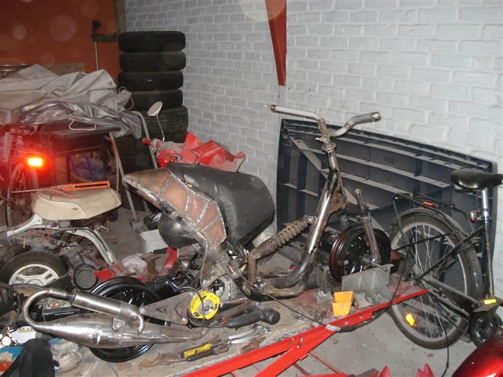 Aprilia sprinter AC (projekt) - bane stellet... ombygget neos stel, med center støddæmper, indbygget tank i stellet bag sædet, sænket axis forgaffel, kort mina blok og axis fælge, samt ombygget sr50 sæde.... der er kommet Bridgestone Hoop dæk på nu billede 19