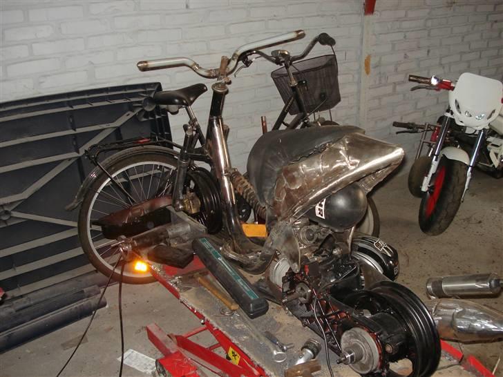 Aprilia sprinter AC (projekt) - bane stellet... ombygget neos stel, med center støddæmper, indbygget tank i stellet bag sædet, sænket axis forgaffel, kort mina blok og axis fælge, samt ombygget sr50 sæde.... der er kommet Bridgestone Hoop dæk på nu billede 20