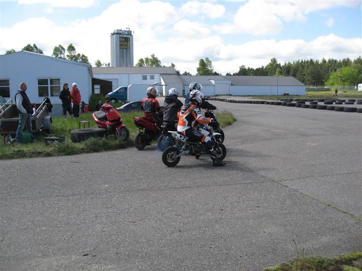 Aprilia Sonic Sælges - Allingåbro Motorfestival, mig nr. 2 fra venstre billede 3