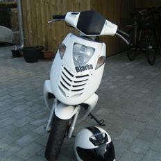 Aprilia Sonic White Edition