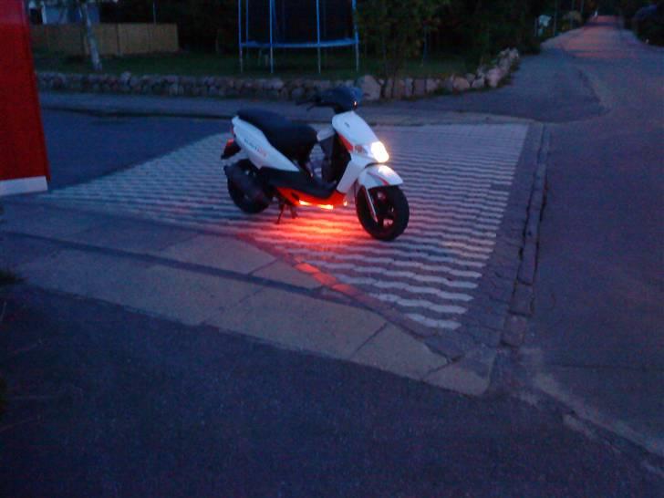 Derbi Bullet - neon i halvmørke billede 8