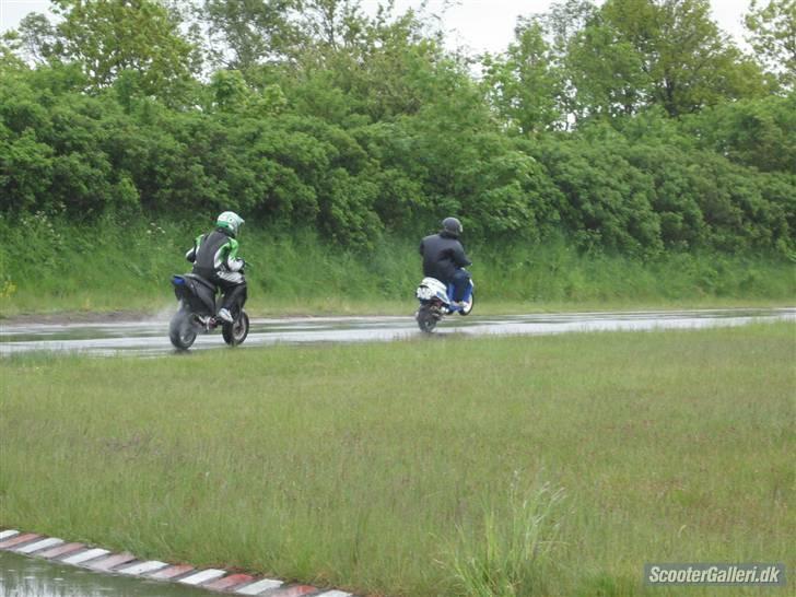 PGO hot 50 Lc Ophugget.. - det er sku rick der køre fra mig på baghjulet hehe:)motorbølle billede 3