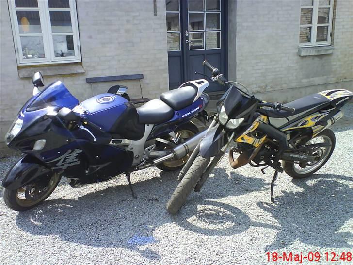 Derbi Senda SM X-treme [KONFI.] - Som den ser ud lige pt med de nye skjolde.. Står i solen ved siden af fars "knallert". Er godt nok lidt beskidt. billede 12