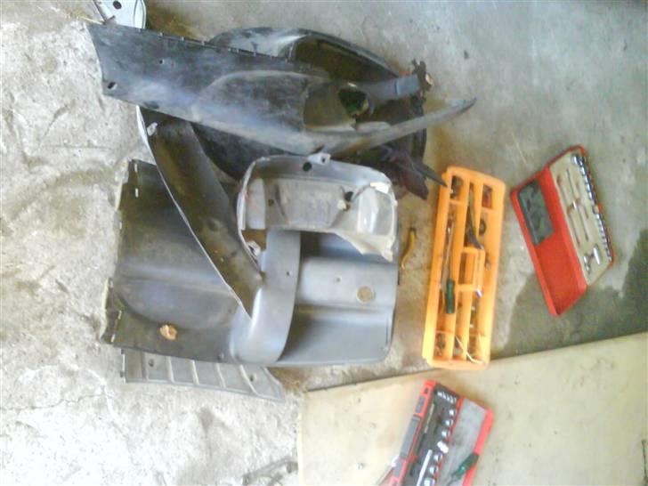 Piaggio Zip SOLGT - Skjoldene i en bunke. Skal spartles lidt, og autolakeres billede 6