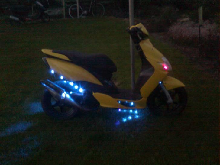 Yamaha jog R byttet - her er det blå i for lygten ikke tændt ellers er rasten  billede 14